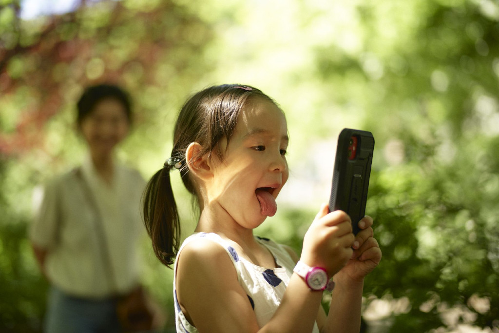 Una bimba crea un Loud Speakrs