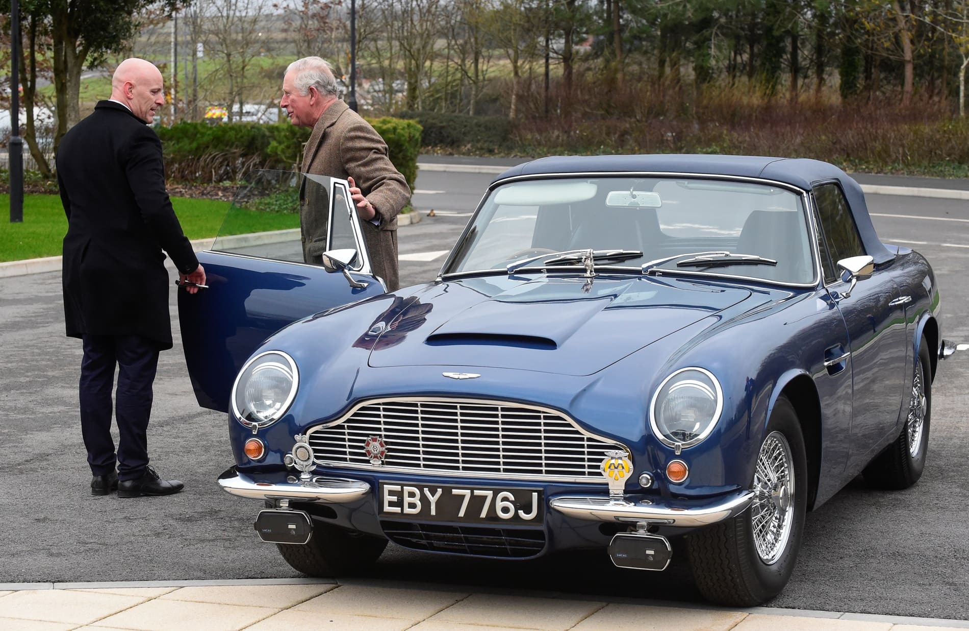 Carlo III scende dalla sua Aston Martin d'epoca