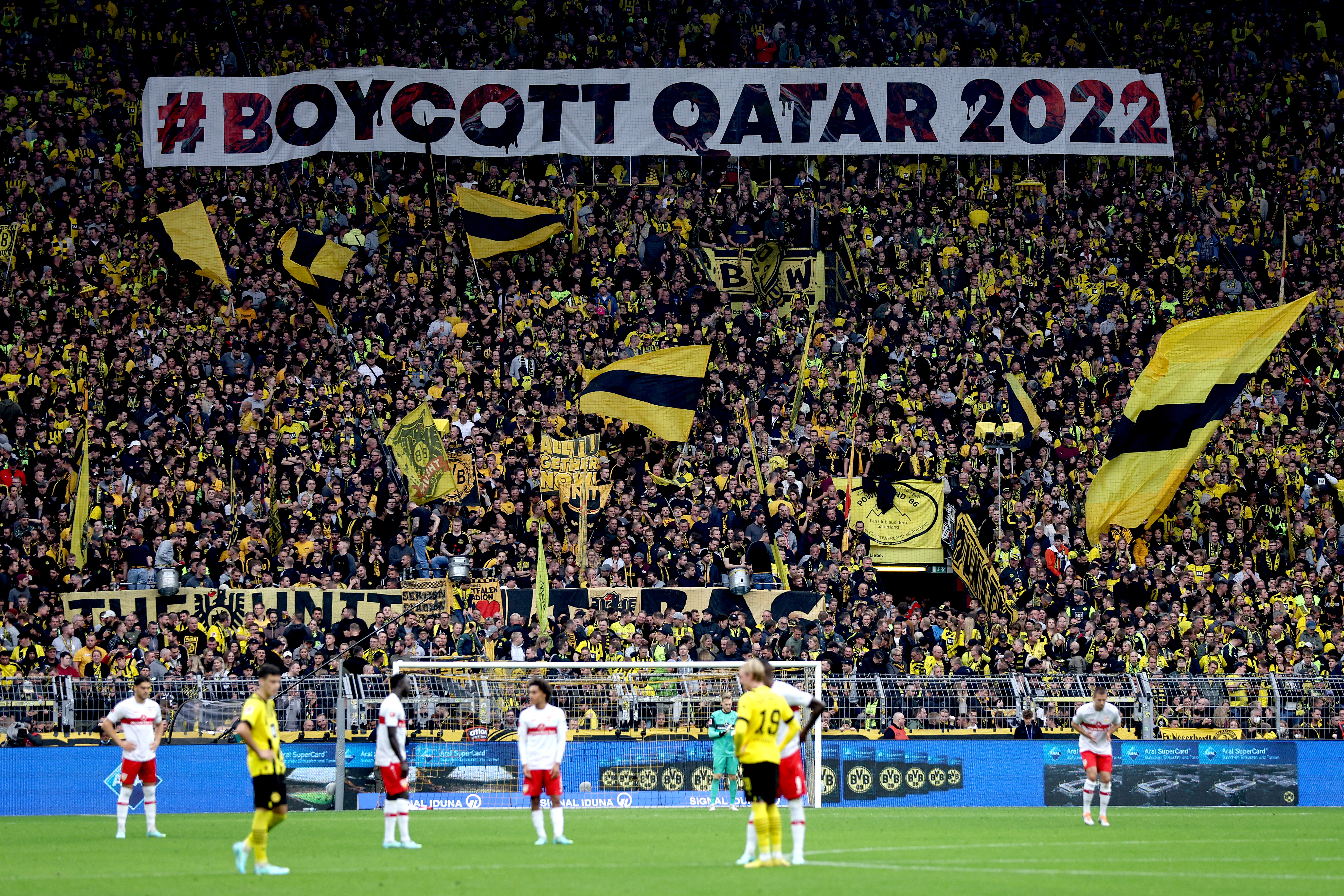 La curva del Borussia Dortmund contraria ai Mondiali in Qatar