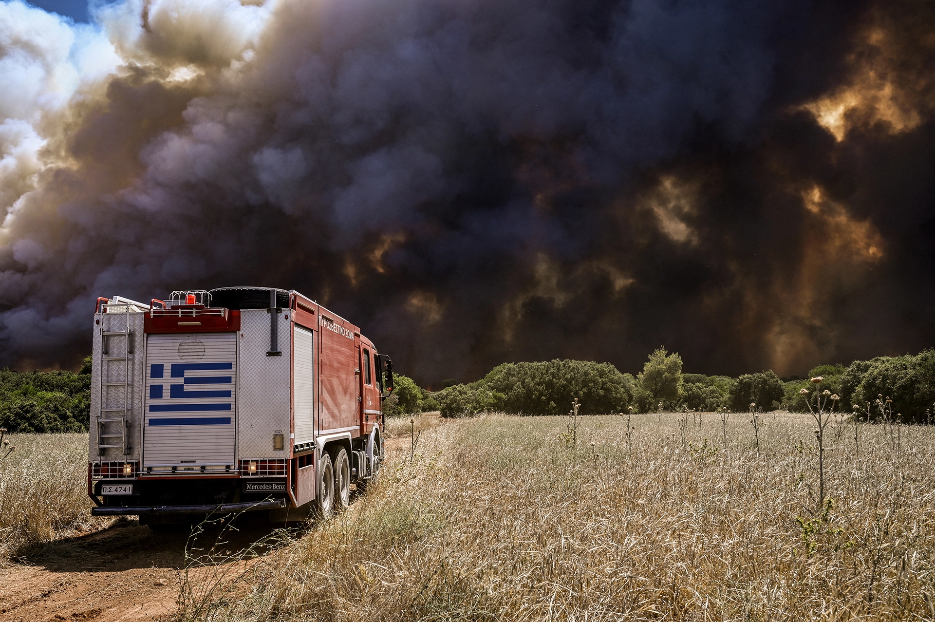 Incendi in Grecia. Migliaia le persone evacuate, si teme il nuovo picco di caldo atteso per il weekend