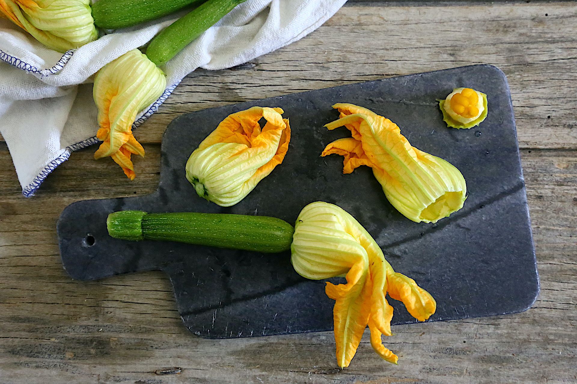 Pulizia fiori di zucca © Beatrice Spagoni