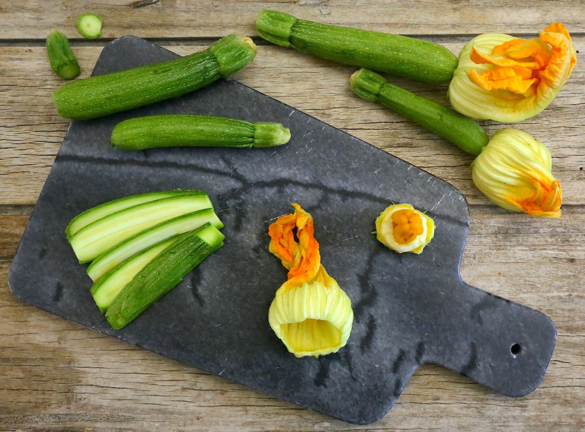 La preparazione delle zucchine e dei loro fiori © Beatrice Spagoni 