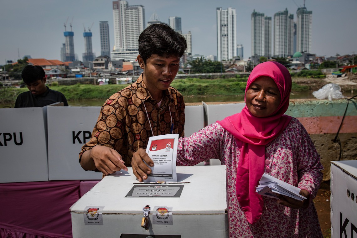 Indonesia Al Voto. Il Presidente Uscente Joko Widodo Sfida Un Ex ...