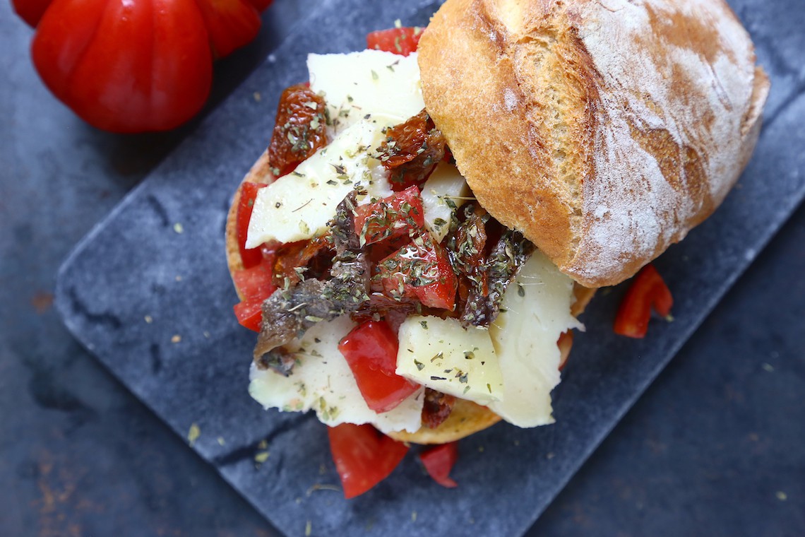 Pane cunzato, ricetta della cucina siciliana | LifeGate