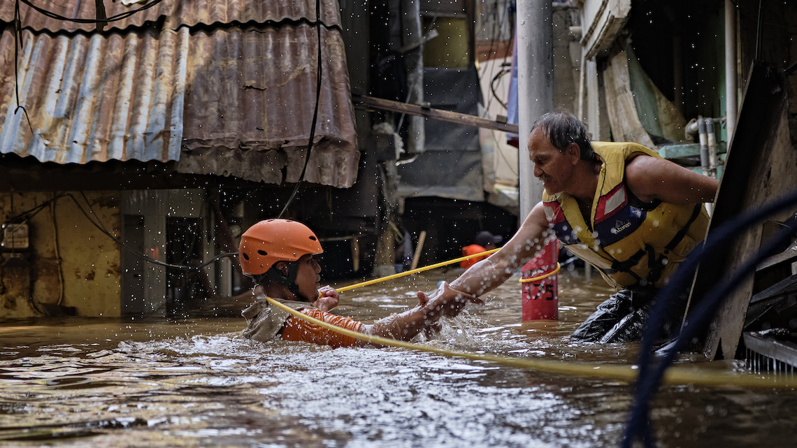 Indonesia, Giacarta sommersa da piogge record. Almeno 43 vittime | LifeGate