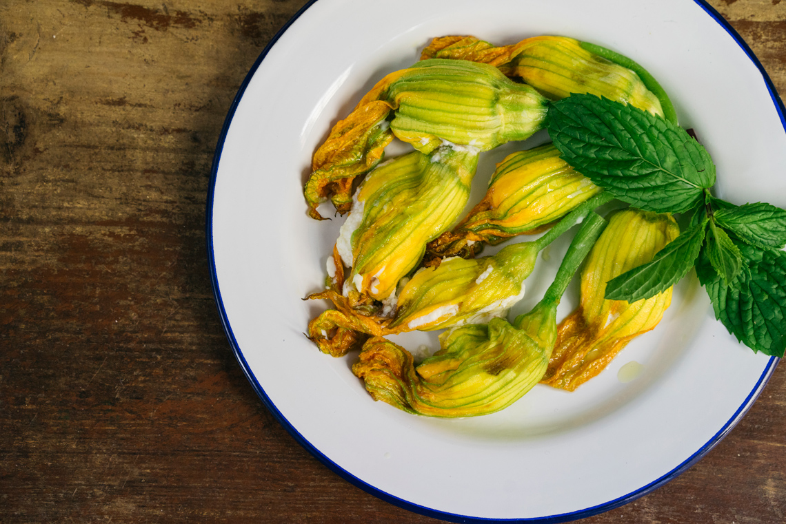 Ricetta classica dei fiori di zucca ripieni di ricotta e ...