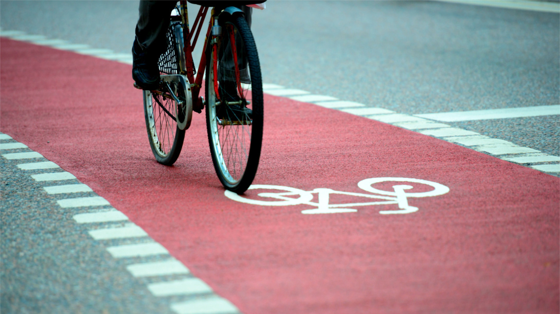 nel centro di un paese in bicicletta